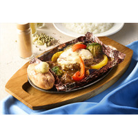 ココス、みずみずしい夏野菜を使用した「夏野菜とチーズのカレー包み焼きハンバーグ」など29日より登場 画像