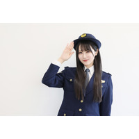 STU48・中村舞、“1日署長”姿で敬礼ポーズ！ 映画『鬼ベラシ』公式フォトブックより秘蔵カット解禁 画像