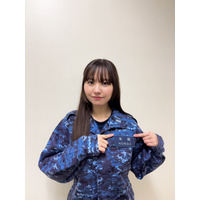 “青い迷彩姿”で誇らしげに！ 本郷柚巴、念願の『MAMOR』表紙に喜び綴る「すごく貴重な体験」 画像