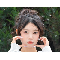 “日本人メンバー”ILLIT・モカ、重めの前髪ぱっつんロングが好評！「黒猫」のような一味違う雰囲気【PHOTO】 画像