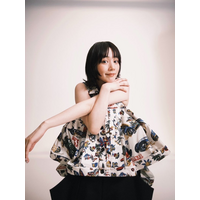 のん、クラシックなスタイルに反響続々 「似合うのが不思議」「60sの風を感じます」 画像