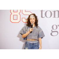 仲里依紗、おへそチラ見せデニムコーデを披露 画像