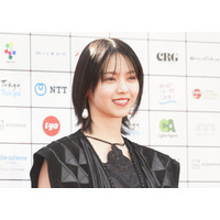 西野七瀬＆山﨑天、国際短編映画祭のレッドカーペットセレモニーにブラックドレスで登場 画像