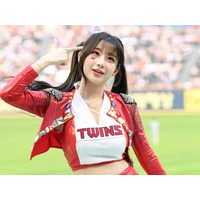 試合に集中できない…韓国プロ野球の20歳チアガール、キュートな“小悪魔”SHOTで観客を虜に【PHOTO】 画像