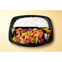 こだわりの唐揚げがリニューアル！オリジン夏の人気弁当「鶏となすの黒酢あん弁当」本日より発売！ 画像
