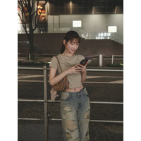 雪平莉左、おへそチラ見せ“彼女感”コーデにファン絶賛！「めちゃめちゃお似合い」 画像