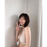 冴木柚葉、ベージュビキニで美肌見せ！『FLASH』オフショット公開 画像