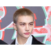 「訳わからん大声出た」Stray Kids・ヒョンジン、バキバキの背中を公開！部屋には日本のアイテムも【PHOTO】 画像