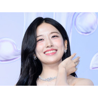 IVE・ユジン、ハーフアップ×ナチュラルメイクの“素顔ビジュ”披露「透明感やばい…」【PHOTO】 画像