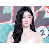 “ほぼ下着”衣装が話題を集めたaespa・ニンニン、胸元ざっくりドレスで大人な魅力全開！【PHOTO】 画像