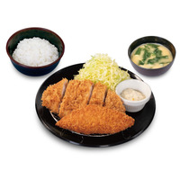 松のや、サクサク衣がたまらないサーモンフライが18日より販売開始！ 画像