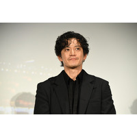 小栗旬「皆さんの勇気となって明日に繋がっていったら」…新型コロナに日本で初めて挑んだ者たちを描く『フロントライン』舞台挨拶 画像