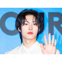 ATEEZ・ミンギ、「眼鏡×タイトシャツ」で“大人の色気”が限界突破！厚い胸板にファン釘付け【PHOTO】 画像
