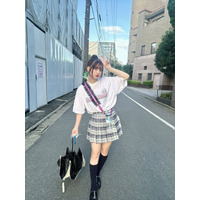 黒嵜菜々子、ミニスカ&ハイソックスの“JKコーデ”が可愛すぎる！ 画像