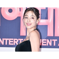 TWICE・ジヒョ、ぴたぴたな短めトップスで際立つボリューム感「ホットすぎる」「女王様」【PHOTO】 画像