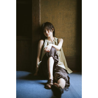 櫻坂46・的野美青、洋館で魅せる凛とした表情に釘付け！『B.L.T.8月号』の表紙を飾る 画像