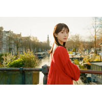浜辺美波、アムステルダムで魅せる“大人っぽい”表情...最新写真集『25』発売決定 画像