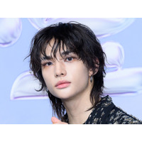 Stray Kids・ヒョンジン、“色気ダダ漏れ”のメガネ姿でファン魅了「2次元ビジュアル」【PHOTO】 画像