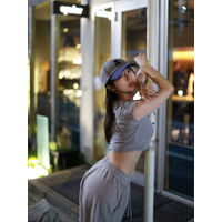 鈴木ふみ奈、へそだしカジュアルウエアでくびれアピール！大人可愛いネイルも大好評 画像