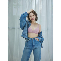 大人可愛いが止まらない! 村重杏奈、肌見せデニムとランジェリーで美バスト披露 画像