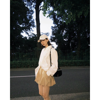 のん、ミニ丈パンツ×シャツで美脚あらわに！「足綺麗」「異次元のオシャレ」 画像