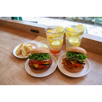 【実食】ジューシーな肉と夏野菜！フレッシュネスの“夏バーガー”は「味変」もおすすめ 画像