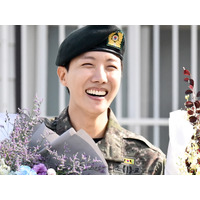 BTS・J-HOPEの美談が話題　兵役時代の「戦友」と笑顔で再会、除隊後1年ぶりに“古巣の部隊”訪問 画像