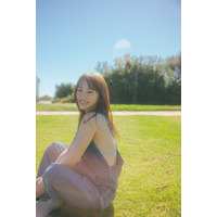 川栄李奈、オーバーオールから美肌＆水着チラ見せ！ 画像