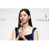 新木優子がボディライン際立つドレス姿で報道陣を魅了、挑戦したいのは「シュノーケリング」 画像