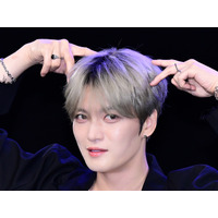 ジェジュン、パンダのぬいぐるみを抱く可愛らしさ溢れる姿が話題「抱っこが手馴れてる」【PHOTO】 画像
