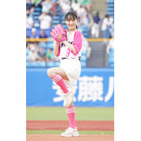 菅井友香がミニ丈パンツスタイルで始球式に登場、‟アイドルらしい”投球フォームを披露 画像