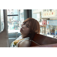 声優・伊達さゆり、約3年ぶりの写真集が発売決定！異国の地でアンニュイな表情を見せる 画像