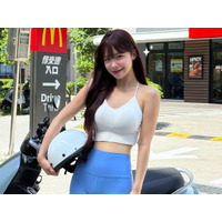 こんな薄着で大丈夫？韓国チアガール、大胆レギンスの“バイク女子”に変身「スタイルが素晴らしい」【PHOTO】 画像