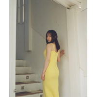 桜井日奈子、ニットワンピ着こなした見返り美人カット公開！……2026年カレンダーブック 画像