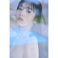 超ときめき♡宣伝部・坂井仁香、2nd写真集が発売決定！美谷間のぞくチューブトップのビジュアルを披露 画像