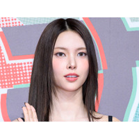 まるでお人形…ILLIT・ユナ、“くるくるウェーブヘア”で放つキュートな魅力にファン悶絶「言葉が出ない」【PHOTO】 画像