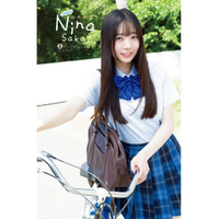 日向坂46・坂井新奈、“人生初”のソロ表紙！爽やかな制服姿で飾る 画像