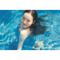 本田真凜、ドレス着たままプールにダイブ！本人念願のショットが実現 画像