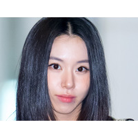 腕にはタトゥーがチラリ　TWICE・チェヨンが美貌際立つ“へそ出し”オフショット公開【PHOTO】 画像