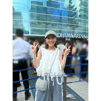 西野未姫、最前列のtimeleszライブで号泣！親子でお揃い“篠塚くん推し”白コーデで参戦 画像