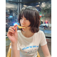 のん、夏らしい肩上ボブヘアにイメチェン！ポテチ頬張るラフな姿公開 画像