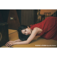 本田真凜、大人っぽい赤ドレス姿で妖艶な表情見せる！台湾のレトロ喫茶＆バーで撮影 画像