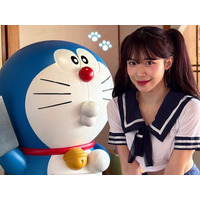 胸元張り詰める短丈セーラー服　韓国人気チアがドラえもんとの記念写真公開！「かわいい」が殺到【PHOTO】 画像