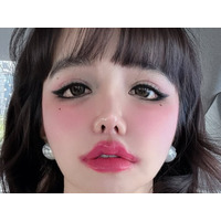 整形否定のK-POPアイドル、活動休止中に“深夜自撮り”公開　相変わらずのクッキリ目元に注目【PHOTO】 画像