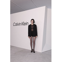 三吉彩花、胸元透けた大胆ブラトップコーデで登場！「カルバンクライン原宿」にセレブリティ13名が集結 画像