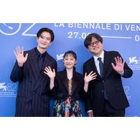 細田守監督・芦田愛・菜岡田将生がヴェネチアに到着！「アニメーション映画の可能性は無限大」 画像