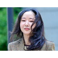 【独自写真】“NewJeansの母”ミン・ヒジン氏が公の場に登場　HYBEとの裁判に出廷、報道陣には無言の笑顔 画像