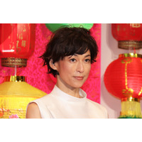 「背中はけっこうイケてると思うの」鈴木保奈美、背中の開いたドレス姿公開し称賛の声 画像