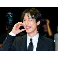 坂口健太郎、“三角関係”報道後初の公の場…釜山国際映画祭レッドカーペットに笑顔で登場【PHOTO】 画像