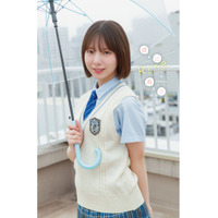 日向坂46・渡辺莉奈、高校2年生になった“等身大の微笑み”！制服姿で表紙に登場 画像